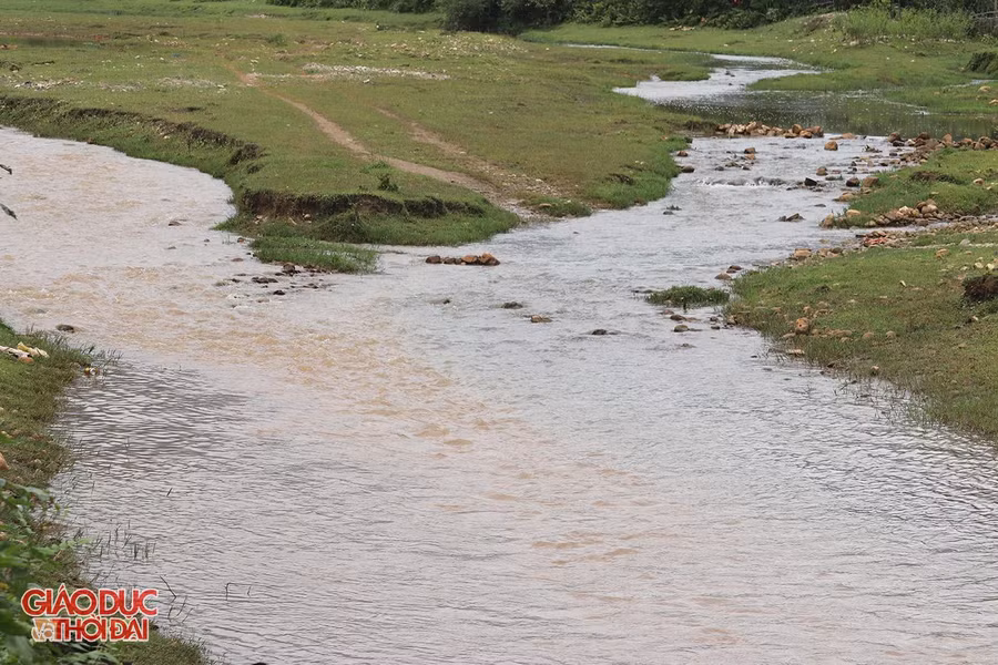Sông Nậm Tôn trong xanh hơn thời điểm cách đây 1 tháng.