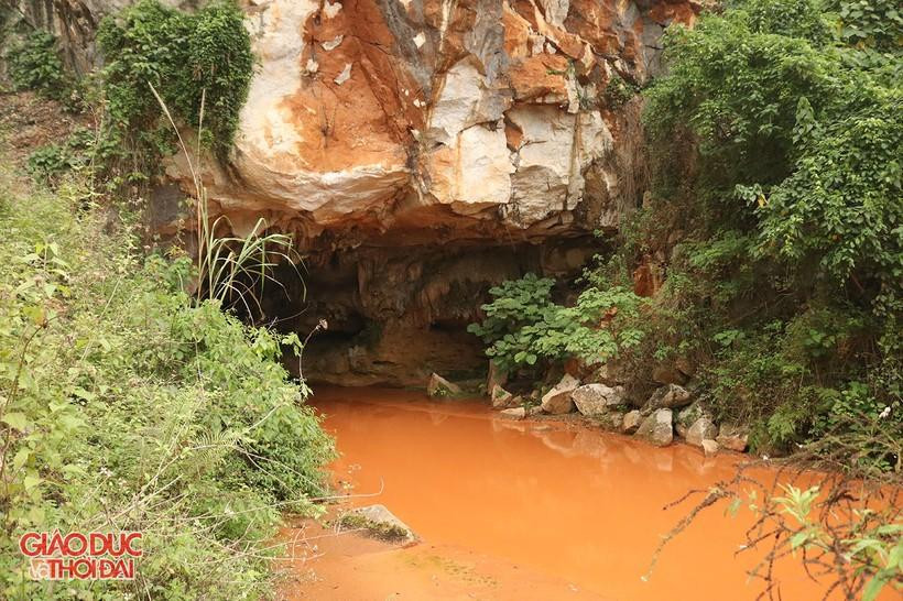 Hang động tại bản Giuộc, xã Liên Hợp là nơi dòng sông Nậm Tôn phát lộ (Ảnh chụp vào tháng 5/2022).