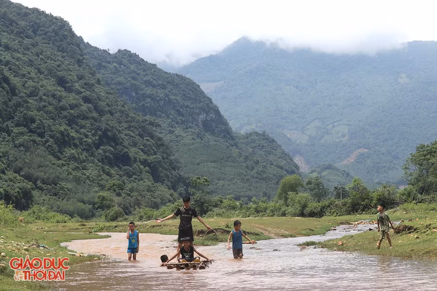 Trẻ em chơi đùa trên sông Nậm Tôn.