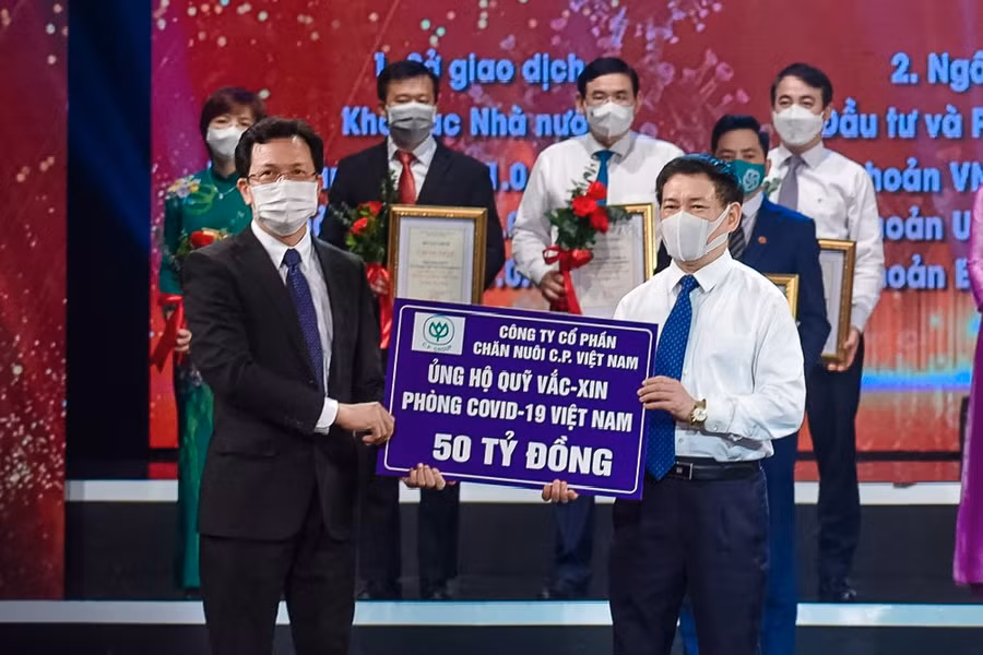 Ông Vũ Anh Tuấn - Phó tổng giám đốc CP. Việt Nam trao biểu trưng ủng hộ 50 tỷ đồng vào Quỹ 