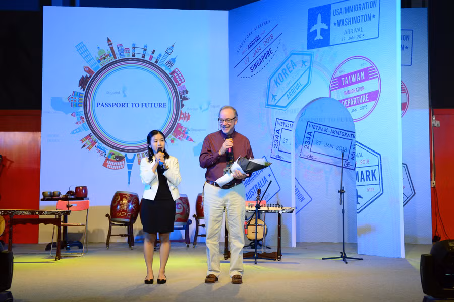 Chị Đoàn Vũ Ánh Dương - Đại diện iStudent và thầy David Burpee - Hiệu trưởng SNA