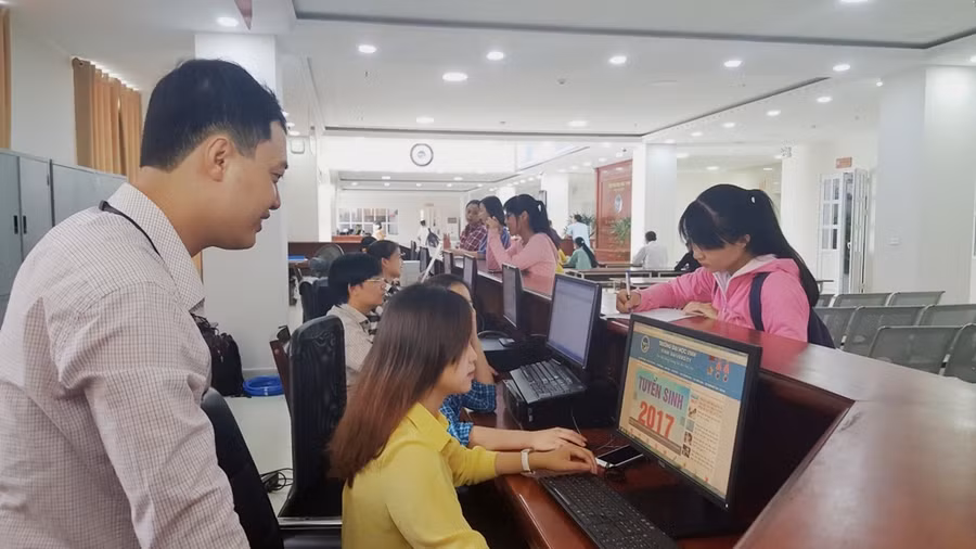 Thí sinh đến nộp hồ sơ xét tuyển tại Trường ĐH Vinh 
