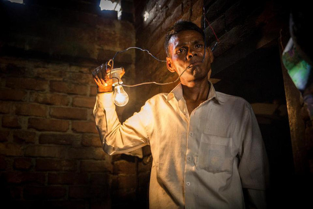 “Thánh” truyền điện ngày ngày “ăn” điện 1.100 vôn cho khoẻ ảnh 1 Naresh Kumar, 42 tuổi, khẳng định cơ thể của mình có khả năng cách điện, kể cả với dòng điện cao