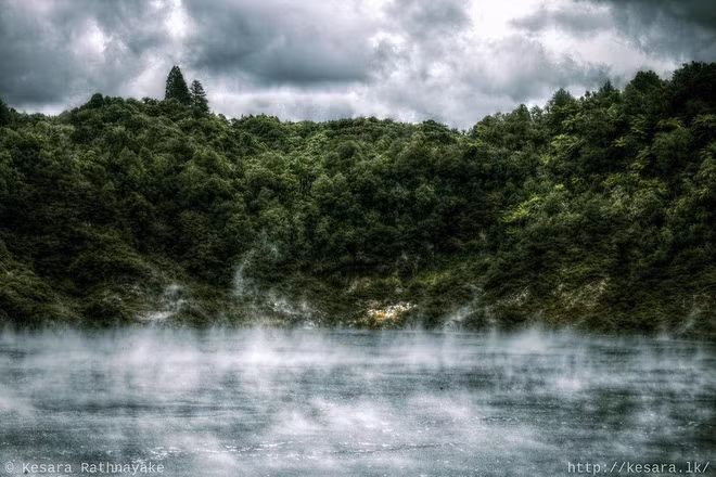 Hồ nước kỳ lạ quanh năm sôi sùng sục và bốc khói nghi ngút - Ảnh 2.