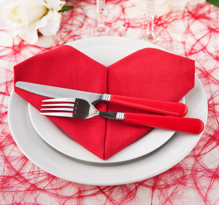 5 cách gấp khăn trang trí bàn ăn đẹp như khách sạn 5 sao ảnh 4