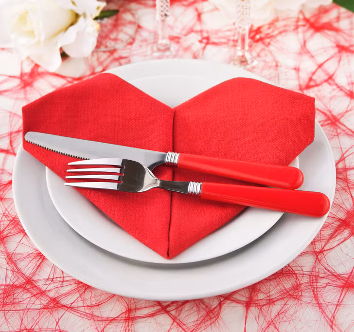 5 cách gấp khăn trang trí bàn ăn đẹp như khách sạn 5 sao ảnh 4