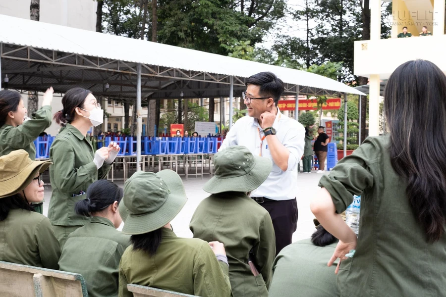 Sinh viên Trường Đại học Ngoại ngữ - Tin học TP.HCM học GDQP&AN tại Trường quân sự Quân khu 7