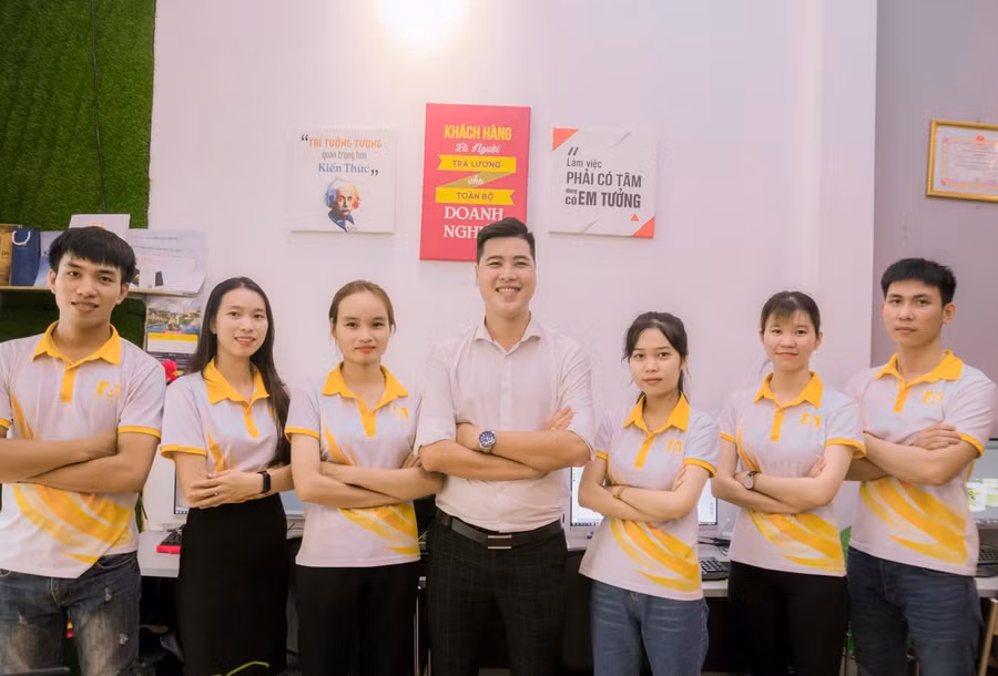 Doanh nhân 9X Nguyễn Văn Mạnh (đứng giữa) và cộng sự.