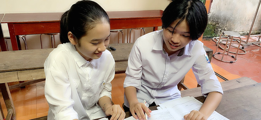 Hai em Thu Trang và Thanh Ngọc cùng nhau ôn tập tại nhà.