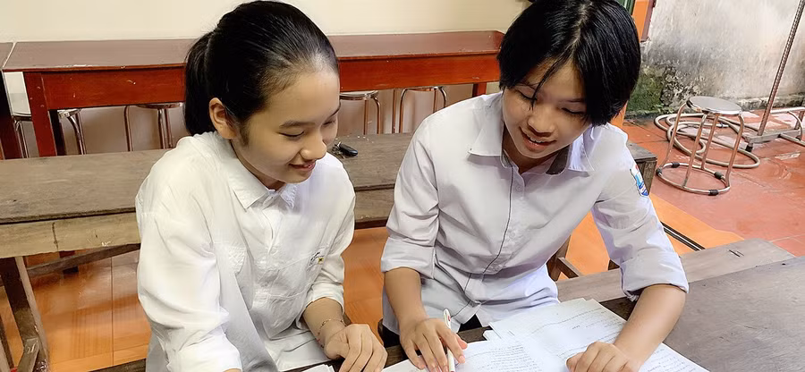 Hai em Thu Trang và Thanh Ngọc cùng nhau ôn tập tại nhà.