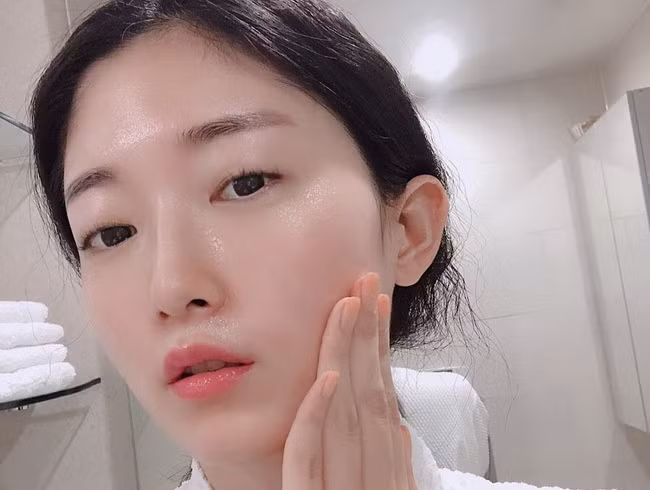 Đừng bao giờ thoa kem dưỡng khi làn da đang ở trong tình trạng khô không khốc, điều này sẽ làm giảm khả năng thẩm thấu và hiệu quả dưỡng ẩm.