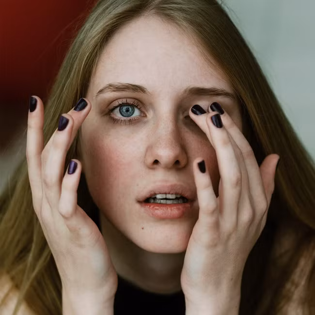 Thói quen xấu gây nên nếp nhăn - Ảnh 1.