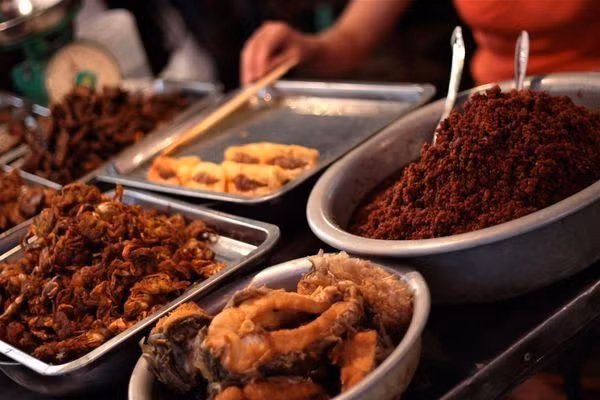 Thường xuyên mua đồ ăn sẵn bên ngoài cũng khiến bạn dễ mắc bệnh mãn tính.