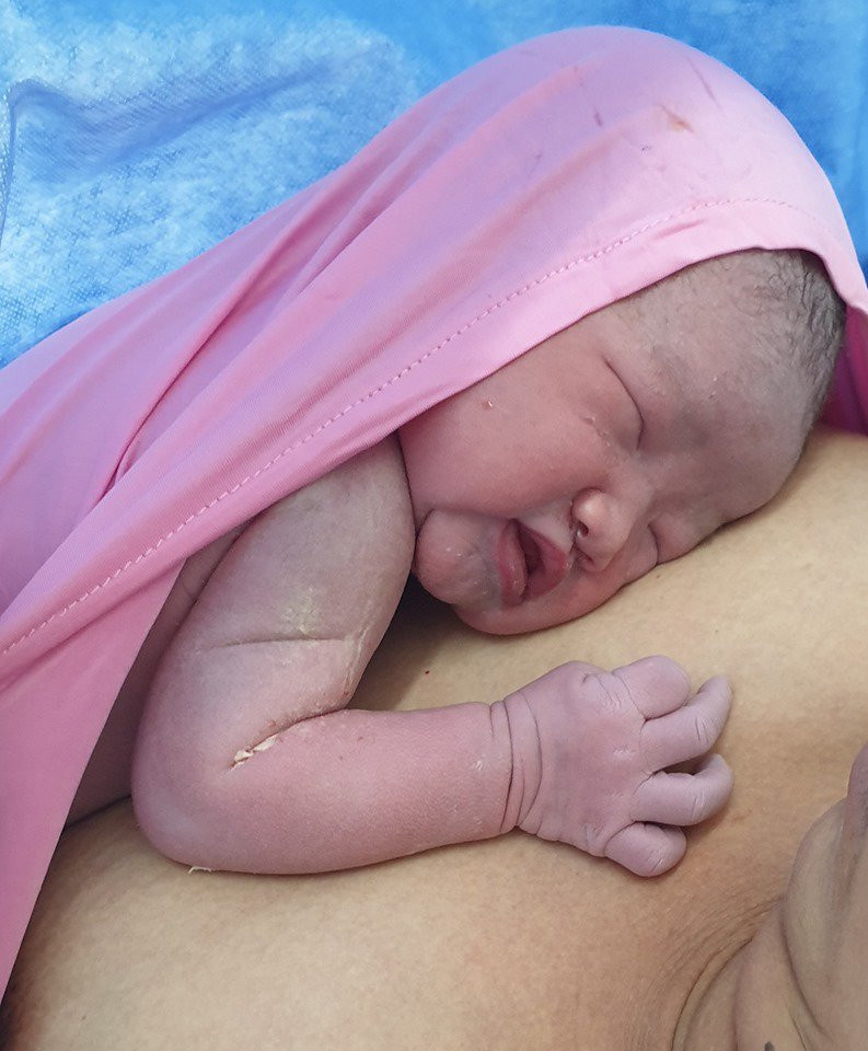 da triet san thanh cong, me 3 con ngo nguoi phat hien mang thai dua thu 4 - 3