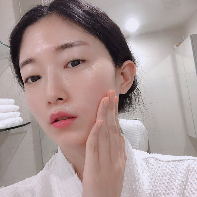 Cùng là thoa kem dưỡng ẩm vào mùa hanh khô nhưng nếu áp dụng 5 mẹo sau, da bạn sẽ đẹp gấp mấy da người ta - Ảnh 2. Cùng là thoa kem dưỡng ẩm vào mùa hanh khô nhưng nếu áp dụng 5 mẹo sau, da bạn sẽ đẹp gấp mấy da người ta - Ảnh 2.