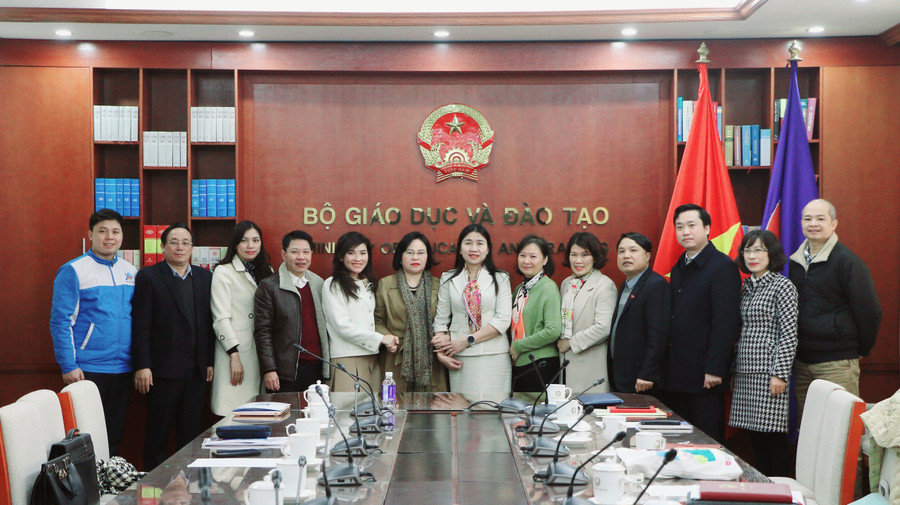 Các đại biểu tham dự cuộc họp chụp ảnh lưu niệm. Các đại biểu tham dự cuộc họp chụp ảnh lưu niệm.