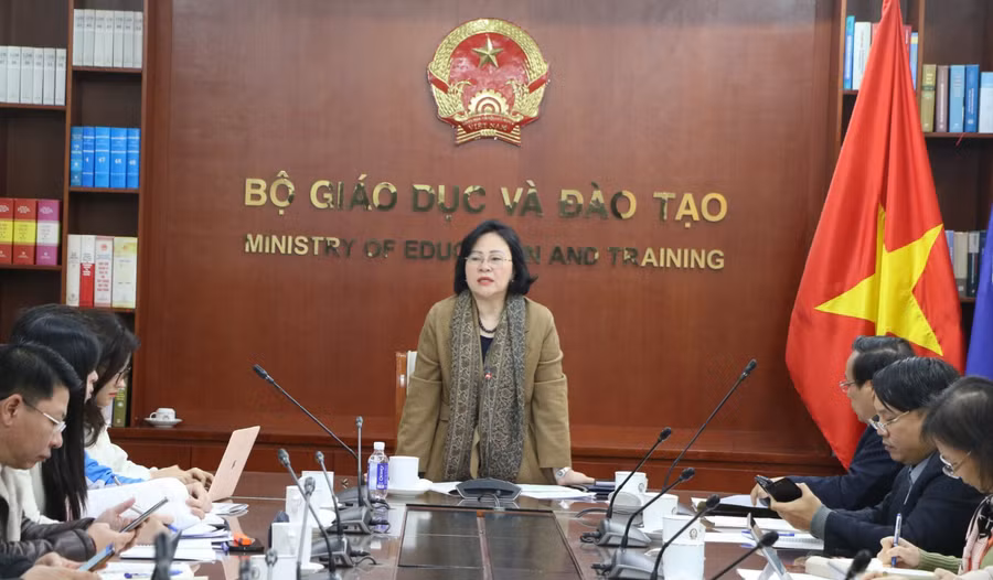 Thứ trưởng Bộ GD&ĐT Ngô Thị Minh phát biểu và chủ trì cuộc làm việc.