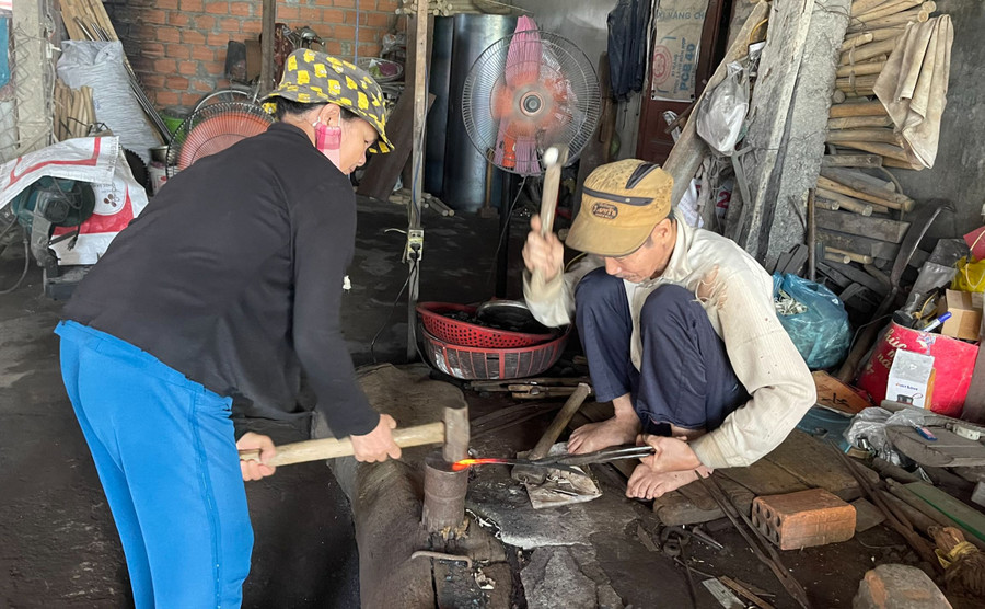 Công việc hằng ngày của vợ chồng ông Đô - bà Mận suốt mấy chục năm qua. Công việc hằng ngày của vợ chồng ông Đô - bà Mận suốt mấy chục năm qua.