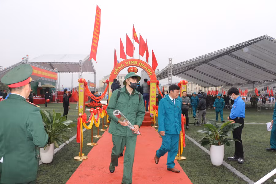 Các tân binh cùng đi qua Cổng Vinh quang trước khi lên xe.