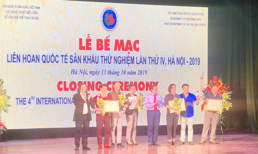 Ban tổ chức trao huy chương vàng cho đại diện các đơn vị xuất sắc tại kỳ liên hoan. Ảnh: HS. Ban tổ chức trao huy chương vàng cho đại diện các đơn vị xuất sắc tại kỳ liên hoan. Ảnh: HS.