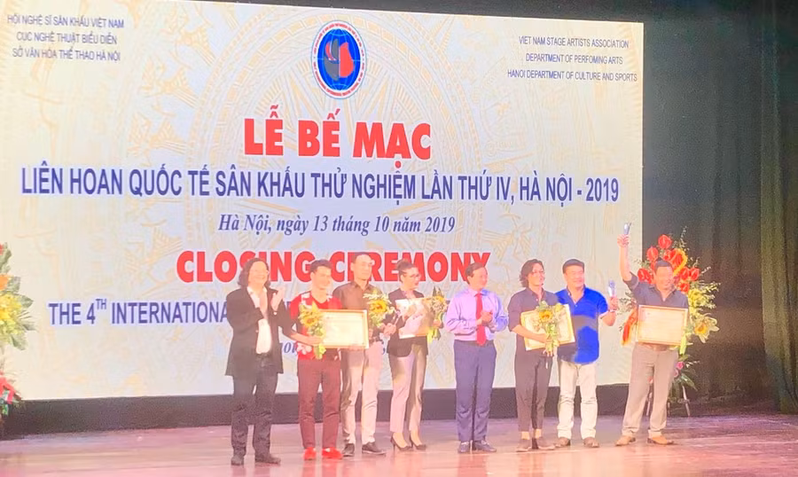 Ban tổ chức trao huy chương vàng cho đại diện các đơn vị xuất sắc tại kỳ liên hoan. Ảnh: HS.