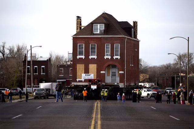 Di dời ngôi nhà cổ 122 năm tuổi đi hơn 1 km ảnh 2