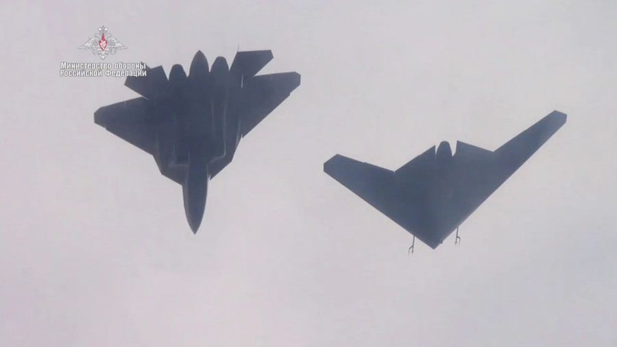 Su-57 và phiên bản đời đầu của S-70 Okhotnik bay phối hợp cùng nhau. Su-57 và phiên bản đời đầu của S-70 Okhotnik bay phối hợp cùng nhau.