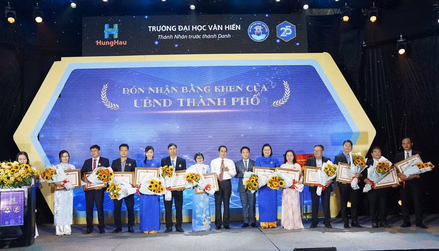 12 tập thể xuất sắc nhận bằng khen của UBND TP.HCM