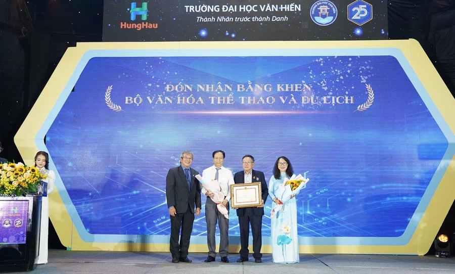 Bộ Văn hóa Thể thao Du lịch trao tặng Bằng khen cho Trường ĐH Văn Hiến