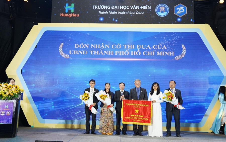 Trường ĐH Văn Hiến đón nhận Cờ thi đua của UBND TP.HCM Trường ĐH Văn Hiến đón nhận Cờ thi đua của UBND TP.HCM