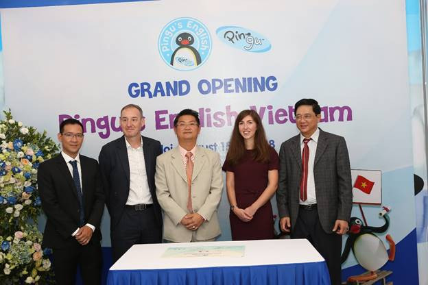 Ông Phạm Xuân Tiến - Phó Giám đốc Sở GD&ĐT Hà Nội (ngoài cùng bên phải) cùng ông Steph Lysaght – Phó Đại sứ - Đại sứ quán Anh tại Việt Nam và đại diện Pingu’s English tại lễ khai trương Ông Phạm Xuân Tiến - Phó Giám đốc Sở GD&ĐT Hà Nội (ngoài cùng bên phải) cùng ông Steph Lysaght – Phó Đại sứ - Đại sứ quán Anh tại Việt Nam và đại diện Pingu’s English tại lễ khai trương