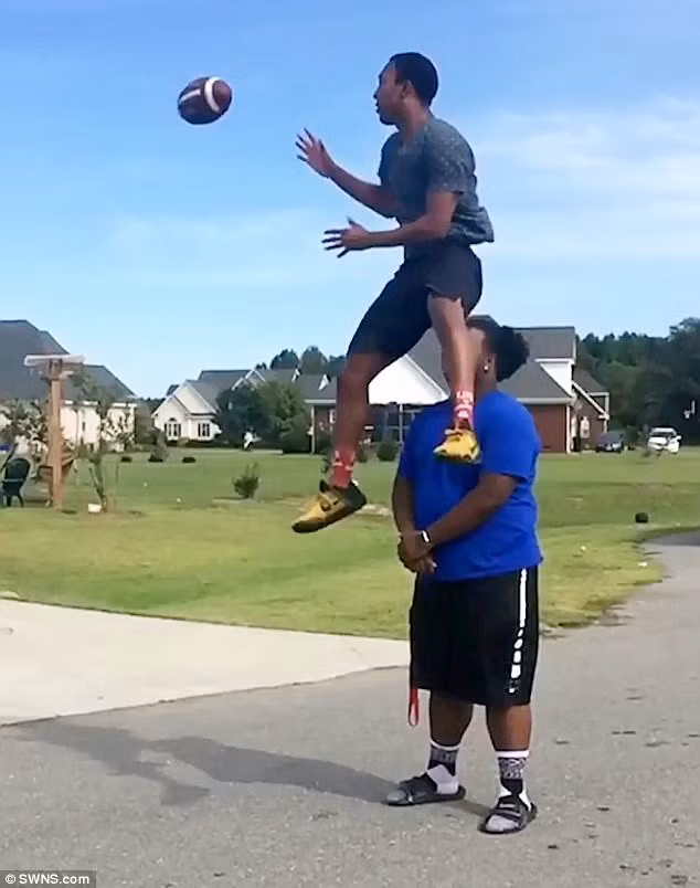 Dexton nhảy qua đầu bạn.