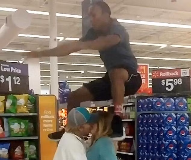 Thanh niên nhảy cực cao, nhún tại chỗ cũng qua đầu người khác