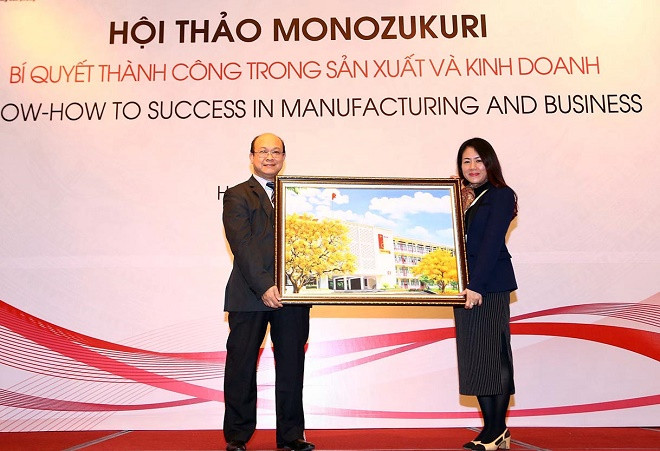 PGS. TS Huỳnh Quyết Thắng - Phó Hiệu trưởng Trường Đại học Bách khoa Hà Nội tặng quà lưu niệm cho bà Đỗ Thu Hoàng – Phó Tổng giám đốc TMV PGS. TS Huỳnh Quyết Thắng - Phó Hiệu trưởng Trường Đại học Bách khoa Hà Nội tặng quà lưu niệm cho bà Đỗ Thu Hoàng – Phó Tổng giám đốc TMV