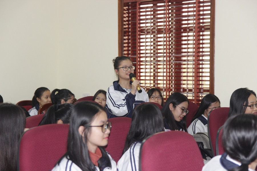 Học sinh trao đổi về các thông tin du học