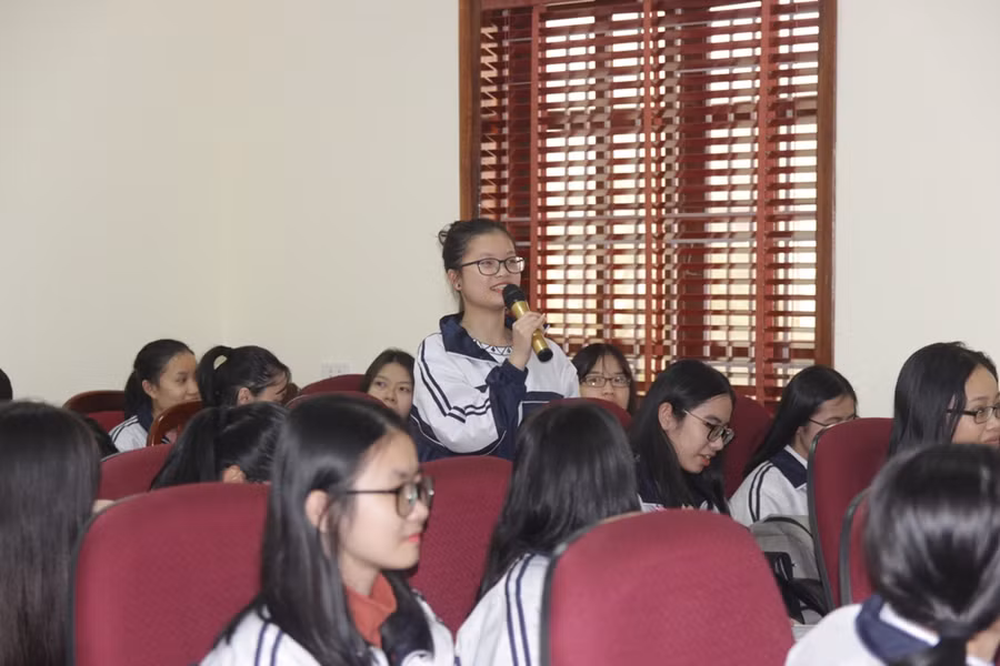 Học sinh trao đổi về các thông tin du học