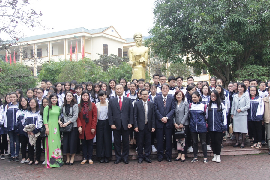 Thầy trò trường THPT Phan Bội Châu chụp ảnh lưu niệm cùng đoàn công tác