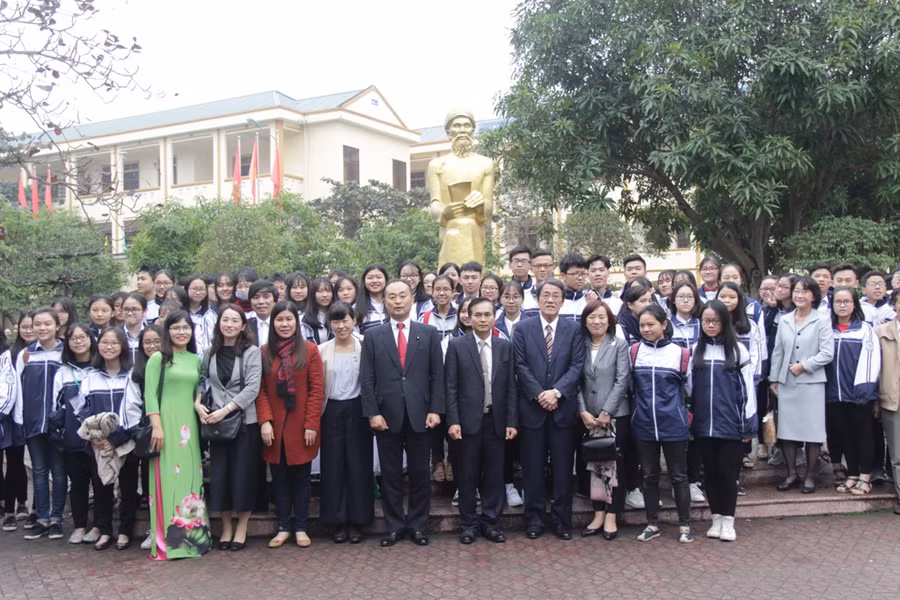 Thầy trò trường THPT Phan Bội Châu chụp ảnh lưu niệm cùng đoàn công tác