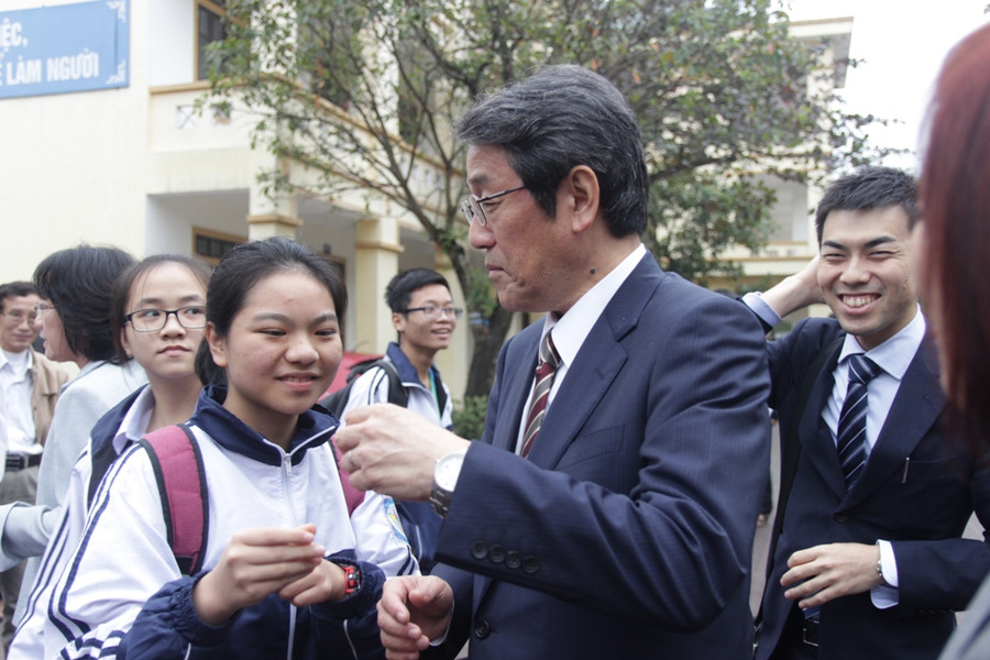 Học sinh trò chuyện với ngài Đại sứ Nhật Bản Kunio Umeda