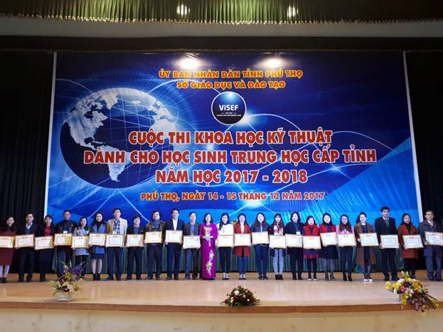 Ban tổ chức trao giấy chứng nhận cho các đơn vị xuất sắc tại cuộc thi Ban tổ chức trao giấy chứng nhận cho các đơn vị xuất sắc tại cuộc thi