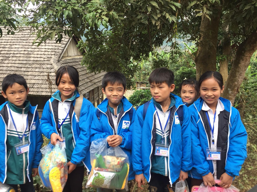 Niềm vui của HS khi được tặng quà Niềm vui của HS khi được tặng quà