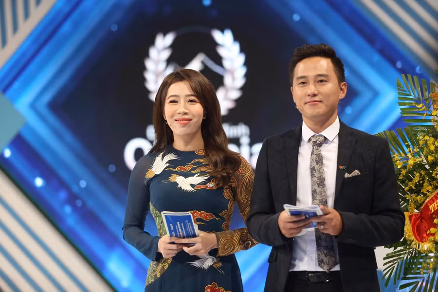 MC Diệp Chi và Ngọc Huy dẫn chương trình tại trường quay.