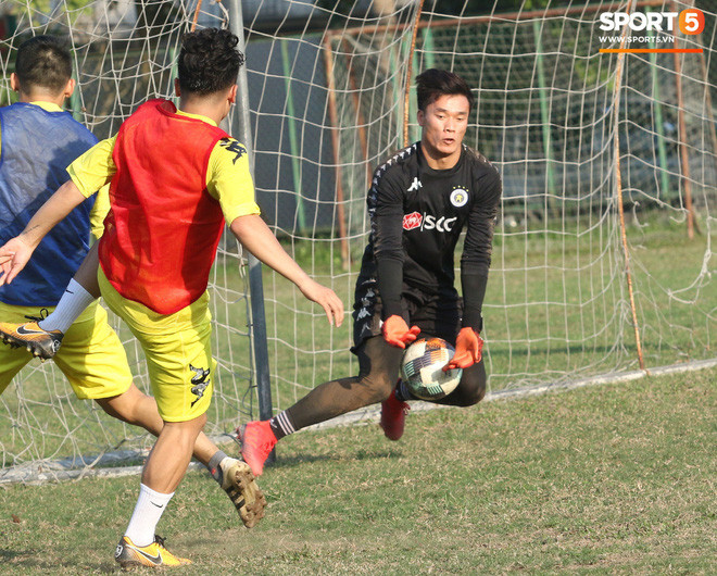 Bùi Tiến Dũng có màn trình diễn xuất thần trong buổi tập của CLB Hà Nội - Ảnh 3. Bùi Tiến Dũng có màn trình diễn xuất thần trong buổi tập của CLB Hà Nội - Ảnh 3.