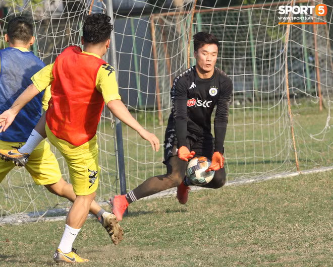 Bùi Tiến Dũng có màn trình diễn xuất thần trong buổi tập của CLB Hà Nội - Ảnh 3. Bùi Tiến Dũng có màn trình diễn xuất thần trong buổi tập của CLB Hà Nội - Ảnh 3.