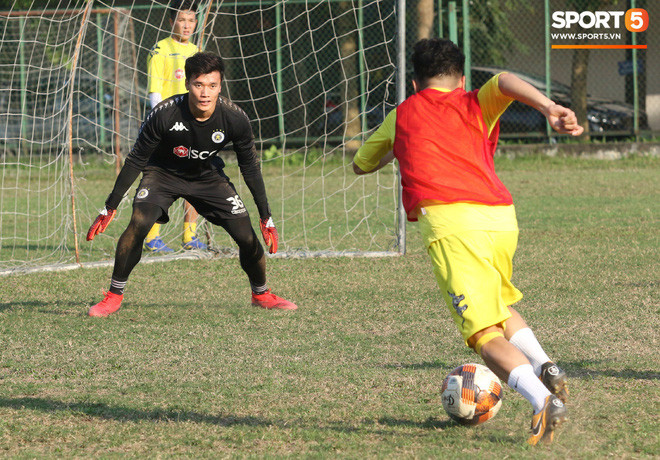 Bùi Tiến Dũng có màn trình diễn xuất thần trong buổi tập của CLB Hà Nội - Ảnh 3. Bùi Tiến Dũng có màn trình diễn xuất thần trong buổi tập của CLB Hà Nội - Ảnh 3.