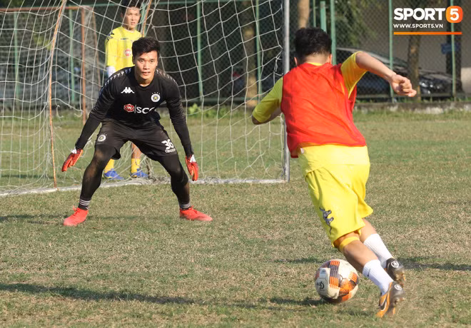 Bùi Tiến Dũng có màn trình diễn xuất thần trong buổi tập của CLB Hà Nội - Ảnh 3. Bùi Tiến Dũng có màn trình diễn xuất thần trong buổi tập của CLB Hà Nội - Ảnh 3.