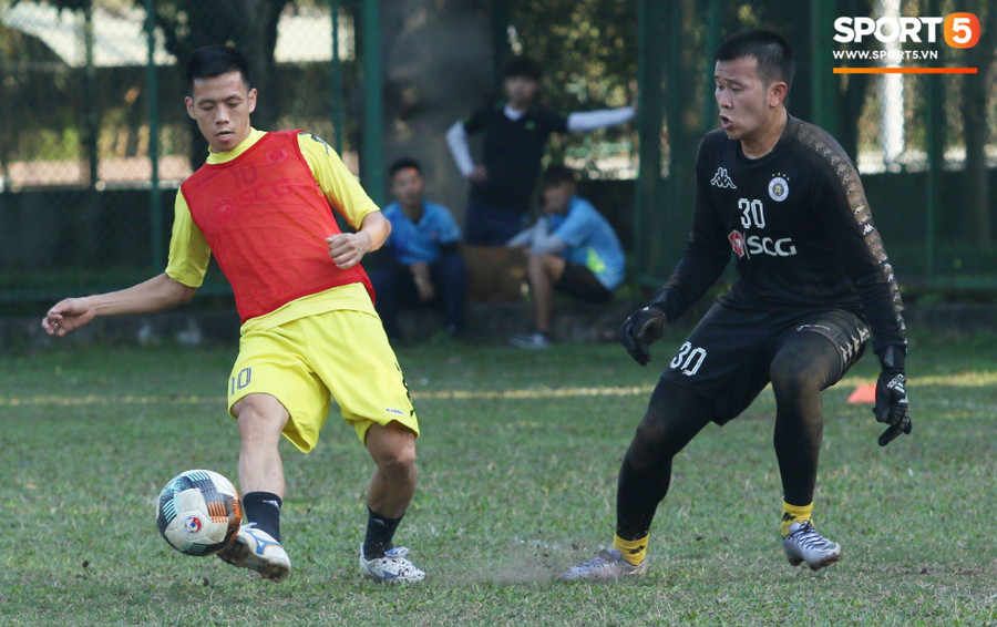 Bùi Tiến Dũng có màn trình diễn xuất thần trong buổi tập của CLB Hà Nội - Ảnh 9. Bùi Tiến Dũng có màn trình diễn xuất thần trong buổi tập của CLB Hà Nội - Ảnh 9.