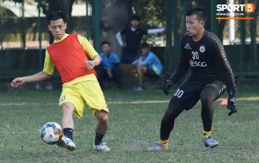 Bùi Tiến Dũng có màn trình diễn xuất thần trong buổi tập của CLB Hà Nội - Ảnh 9. Bùi Tiến Dũng có màn trình diễn xuất thần trong buổi tập của CLB Hà Nội - Ảnh 9.