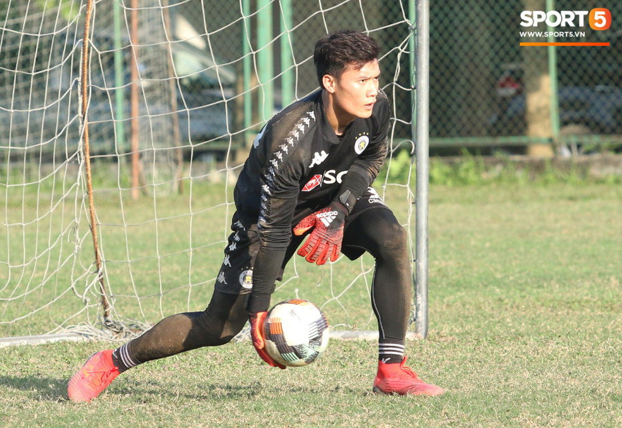 Bùi Tiến Dũng có màn trình diễn xuất thần trong buổi tập của CLB Hà Nội - Ảnh 2. Bùi Tiến Dũng có màn trình diễn xuất thần trong buổi tập của CLB Hà Nội - Ảnh 2.