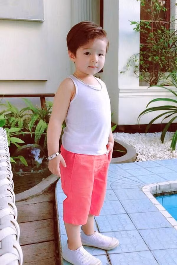 Alfie Túc Mạch bảnh bao như hoàng tử nhí. 